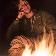 Laureato in Scienze della comunicazione, master in promozione culturale e artistica